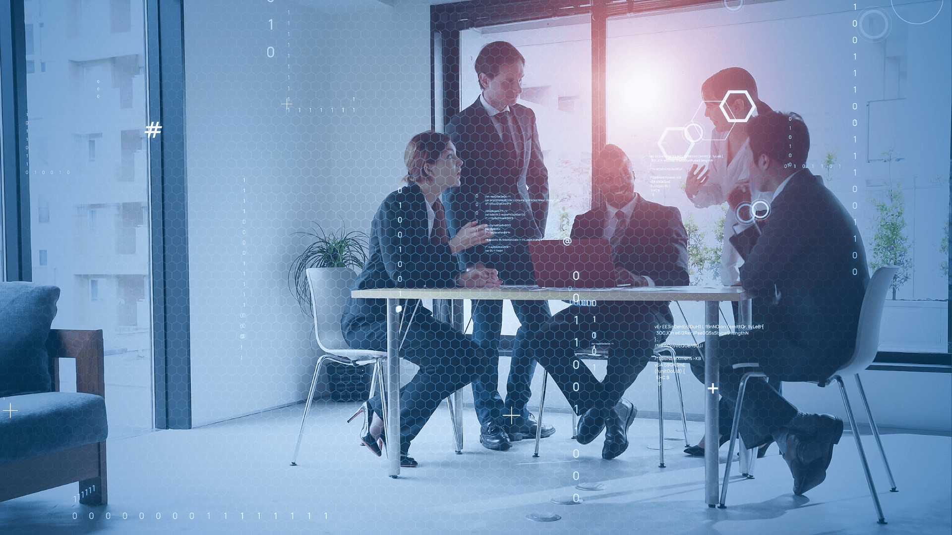 Equipo empresarial implementando estrategia de transformación digital con herramientas tecnológicas