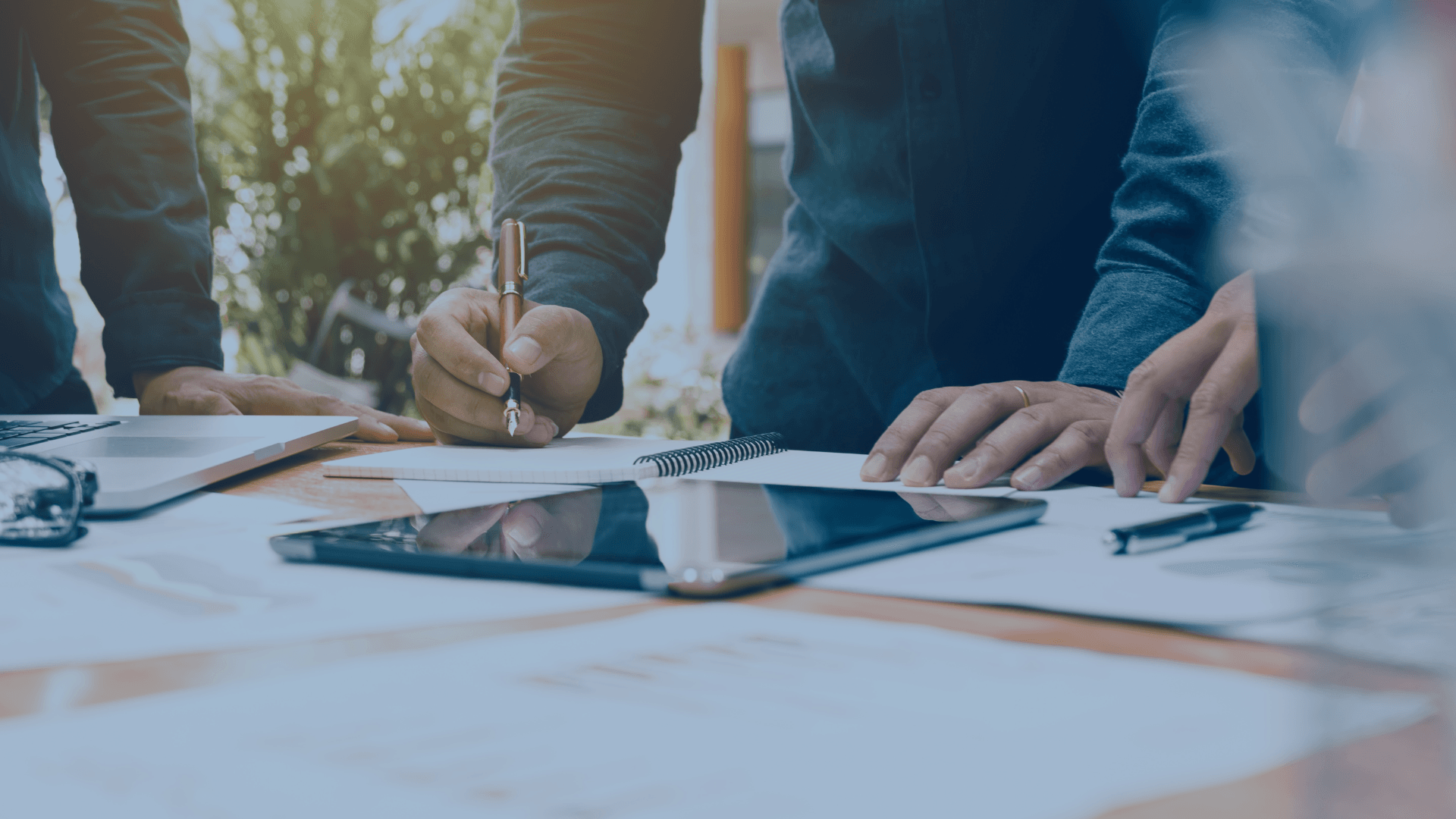 Lider y colaboradores tomando decisiones para la empresa